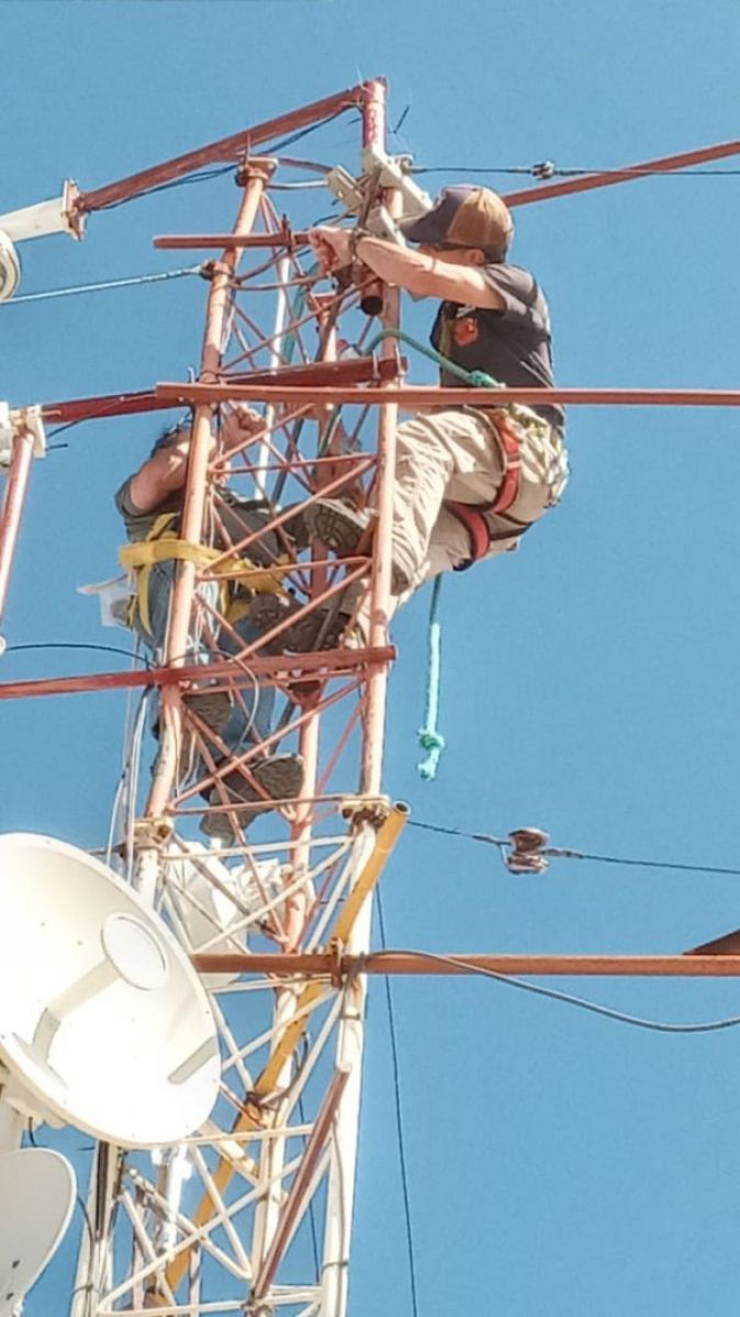 Vista adicional de los trabajos de mantenimiento en la repetidora del Radio Club Correntoso