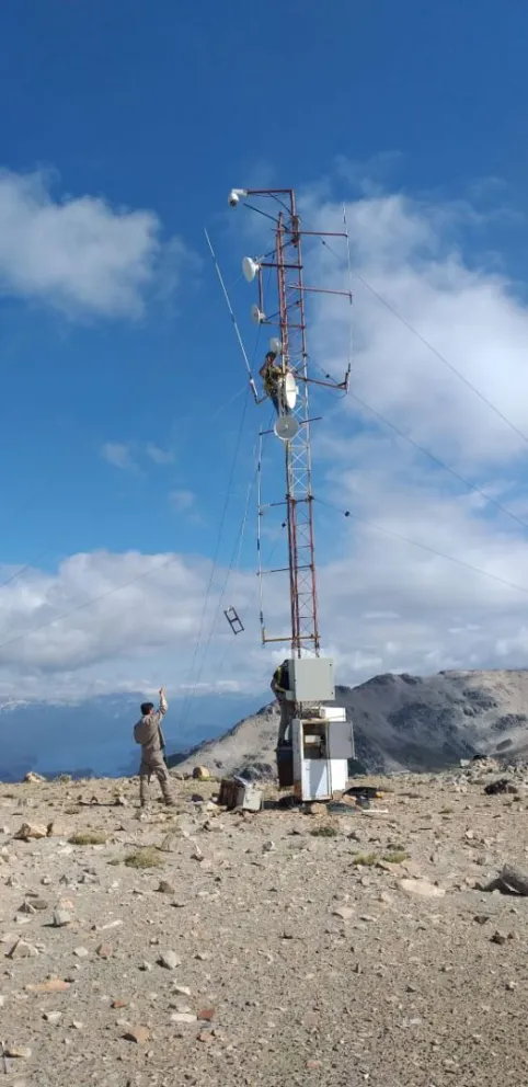 Trabajos de mantenimiento en la repetidora del Radio Club Correntoso en Cerro Bayo