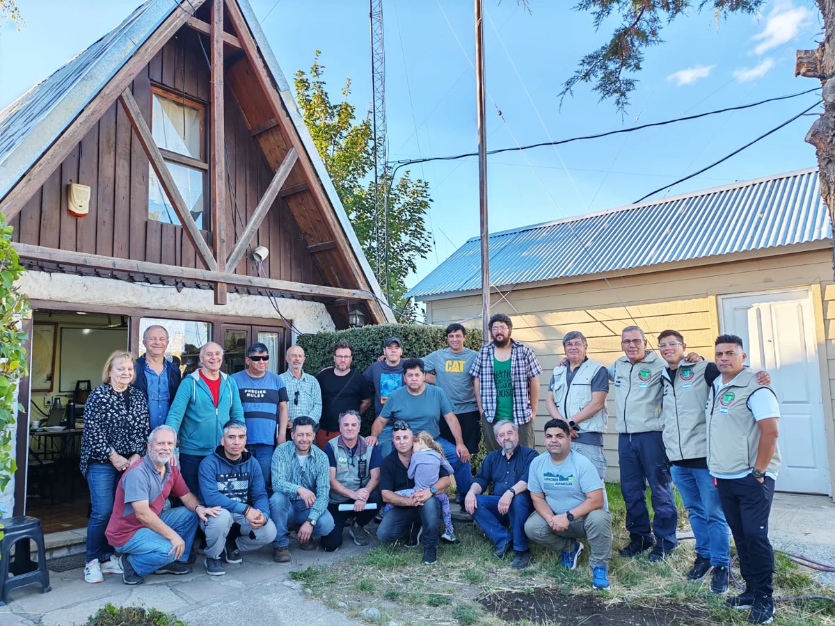 Reunión regional de radioclubes para coordinar comunicaciones de emergencia