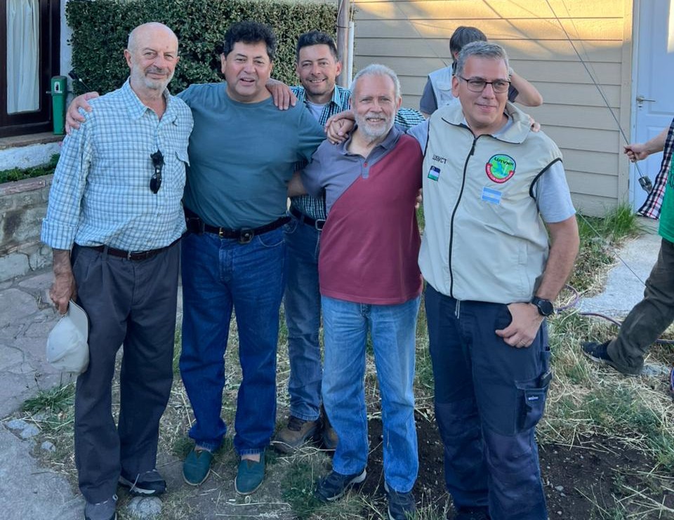 Foto grupal del encuentro regional con representantes de LU4YYY